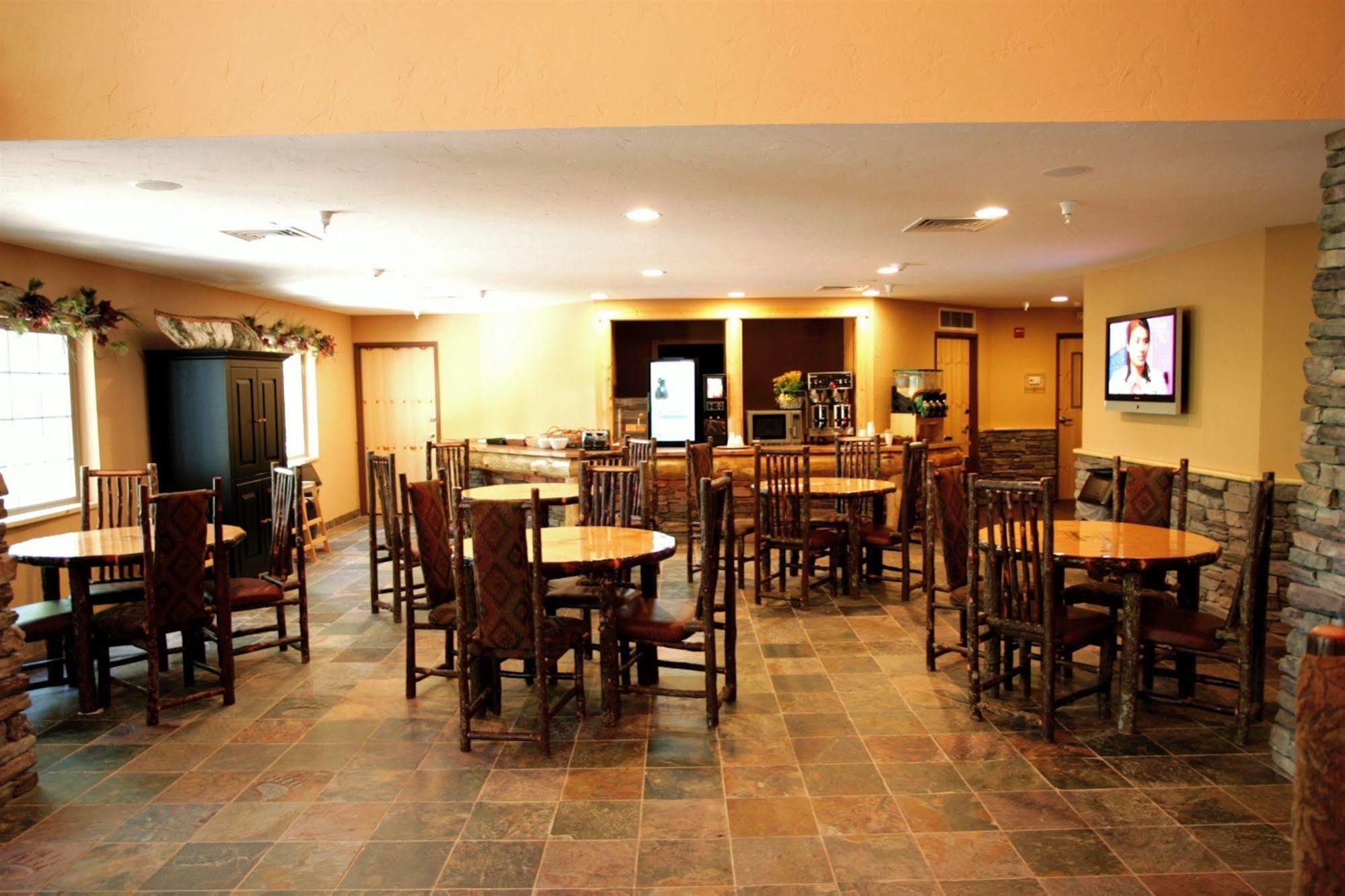 Whitefish Lodge And Suites Cross Lake Екстер'єр фото